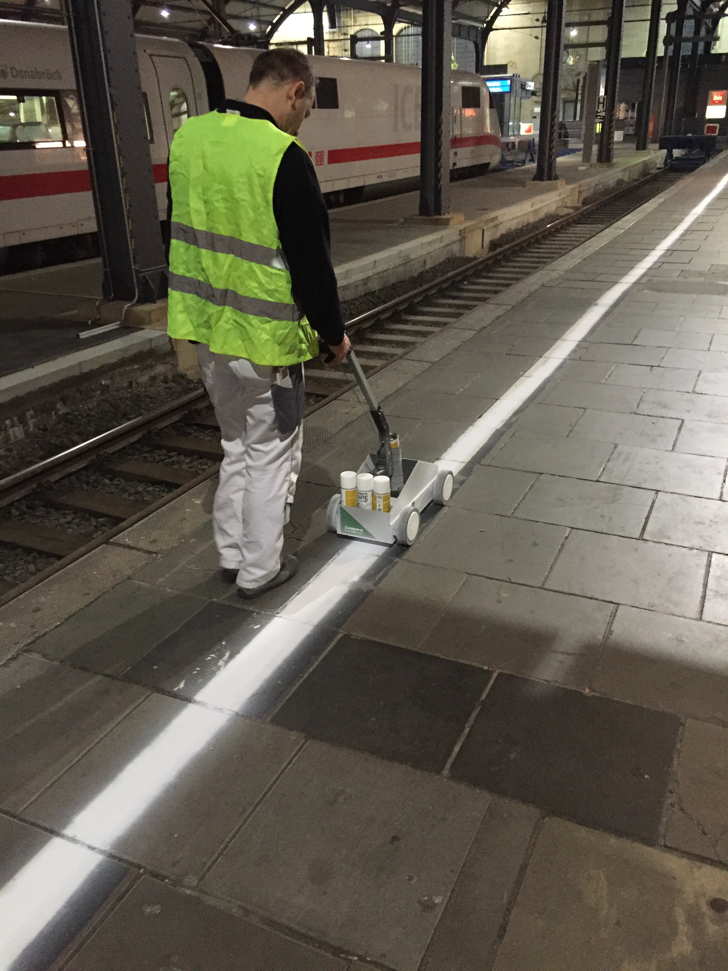 Markierungsarbeiten am Wiesbadener Hauptbahnhof.